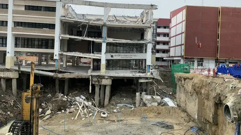 เร่งคืนสภาพพื้นผิวการจราจร ใช้เครนหุ่นยนต์รื้ออาคาร สน.สามเสน ลดทอนน้ำหนักกันทรุดตัว