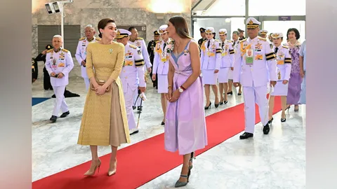 พระราชินีเสด็จฯ ทอดพระเนตรบัลเล่ต์ “เดอะ นัทแครกเกอร์” โชว์จาก 