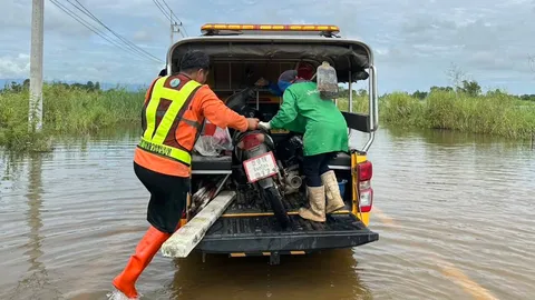 ทางหลวงชนบท ระดมเจ้าหน้าที่ช่วยเหลือชาวบ้านจากเหตุน้ำท่วม