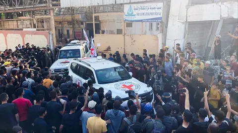 ฮามาสปล่อยตัวประกันอิสราเอลชุดแรก 7 คน ให้กาชาดในฉนวนกาซา