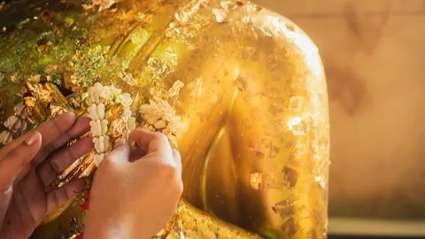 "หยุดขอพรแบบนี้" ความเชื่อ 5 คำอธิษฐานต้องห้าม ที่ยิ่งขอยิ่งพัง 