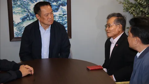 “พินิจ จันทรสุรินทร์”ขนผู้สมัครลำปาง - สจ.ลำพูน ย้ายพรรคซบภูมิใจไทย