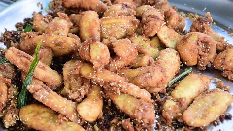 สูตรกล้วยทอดสุดปัง มีเคล็ดลับจากแม่ย่า เชิญมาต่อคิวได้ที่หน้าธกส.บึงสามพัน เพชรบูรณ์