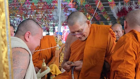 สาธุชนแน่นวัด แห่เข้ากราบ "หลวงปู่ศิลา" ไม่พลาดส่อง "เลขเด็ด" ลุ้นโชค 16/10/68