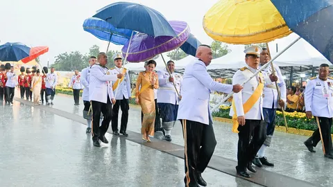 "ในหลวง-ราชินี" ทรงวางพวงมาลา ในวันนวมินทรฯ รำลึกรัชกาลที่ 9