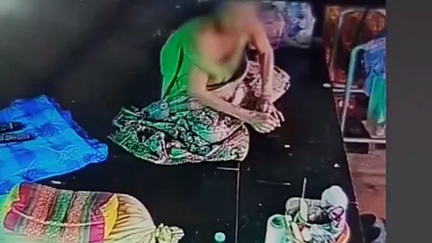 หลานเล่านาที ยายวัย 93 ตะโกนขอความช่วยเหลือ หลังงูเห่าเลื้อยขึ้นเตียงฉกนิ้ว