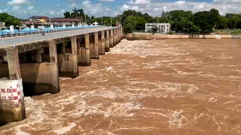 แม่น้ำเจ้าพระยา สถานการณ์ทรงตัว แต่ยังท่วมขัง ชาวบ้านย้ายหนีนํ้าวุ่น