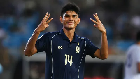 เกือบไปแล้ว "ธีรศักดิ์" ได้ข่าวดีทันเวลา หลังทำแฮตทริก "ทีมชาติไทย" ถล่มไต้หวัน (คลิป)