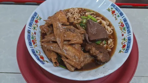 บุฟเฟ่ต์ก๋วยเตี๋ยวไก่มะระ 69 บาท เมืองพิชัย อิ่มไม่อั้น ตักเครื่องได้จนพอใจ