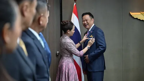 “อนุทิน” รับมอบเครื่องหมายการบินชั้นกิตติมศักดิ์-ชื่นมื่น ภริยา ติดที่อกซ้ายให้