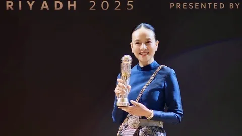 ครั้งแรกในประวัติศาสตร์ "มาดามแป้ง" รับรางวัล ส.ฟุตบอล แห่งปี ระดับ Diamond 2 ปีติด
