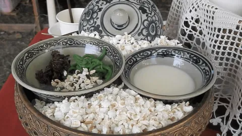 "ขนมสี่ถ้วย" ของหวานมงคล กลับมาขายเฉพาะช่วงลอยกระทงที่ตลาดแลกเบี้ย สุโขทัย