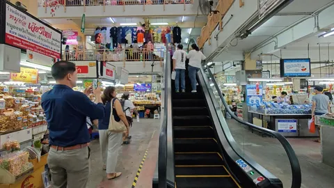 50 ปีที่รอคอย ชาวกาดหลวงดีใจ ได้ใช้ "บันไดเลื่อนใหม่" แทน "บันไดไม่เลื่อน" แล้ว