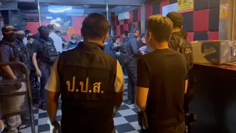 ป.ป.ส.บุกค้นผับดังย่านราชปรารภ เปิดเกินเวลา มั่วยา พบนักเที่ยวฉี่ม่วงเพียบ