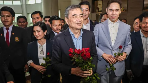 เลือดเก่าไหลกลับปชป. แห่หนุน “อภิสิทธิ์” นั่งหัวหน้า- “เฉลิมชัย” ลาประชุม