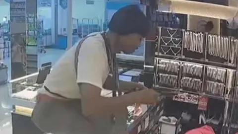 ผบ.ตร. สั่งล่าตัวคนร้าย บุกชิงทองรวม 24 บาท กลางห้างสมุทรปราการ ก่อนหนีลอยนวล (คลิป)