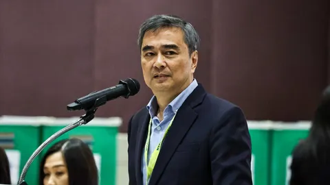 “อภิสิทธิ์” ท้าพวกทุบปชป. จะเอาความคมสู้ ซัดพวกดูด สส. ระวังไม่ได้สักที่