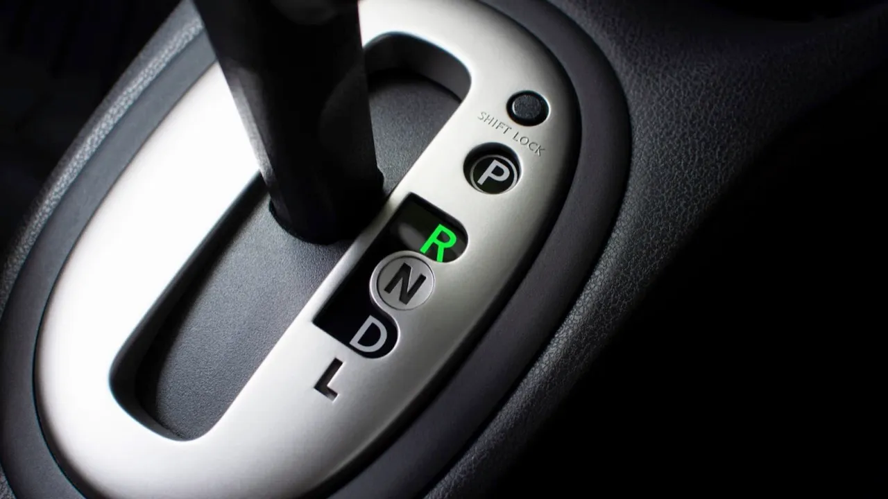 เกียร์อัตโนมัติ ขับถอยหลังยังไงให้ปลอดภัย 