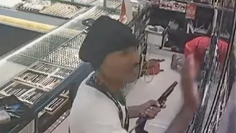 โจรกัมพูชาอุกอาจ ปาบึม-ชิงทอง บุกเดี่ยวห้างดัง กวาดไป 24 บาท ทําตกเรี่ยราด! ตร.รู้ตัวตามล่า (คลิป)