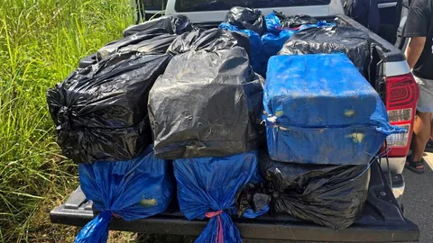 ตชด.จับยาบิ๊กลอต ไล่สกัดกระบะ ยิงยางจนมุม รวบตัว 2 นักค้า ยึด 4.4 ล้านเม็ด