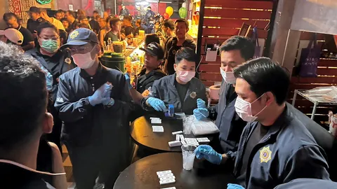 ทลายผับกลางกรุง ไนจีเรียค้า "โคเคน" เจอ 22 คนมั่วสุมยา เหิมเปิดเย้ยถึงเช้า