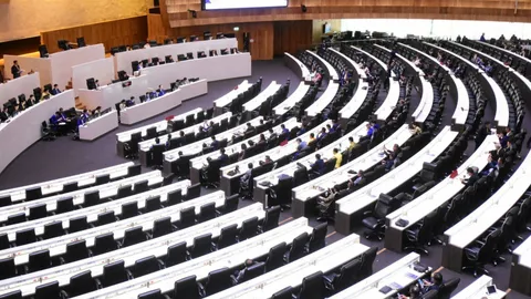 โพลชี้ นักการเมืองย้ายพรรคเรื่องปกติ ยังเลือกพรรคที่ชอบ-นโยบายเรือธง