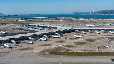 เครื่องบินขนสินค้าโบอิ้ง ไถลหลุดรันเวย์ตกทะเลที่ฮ่องกง ดับ 2 ศพ