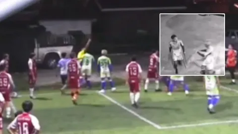 "นักฟุตบอล" โดน "กรรมการ" ให้ใบแดงไล่ออก ก่อนไป "หยิบมีด" จะเดินกลับเข้าไปในสนาม (คลิป)