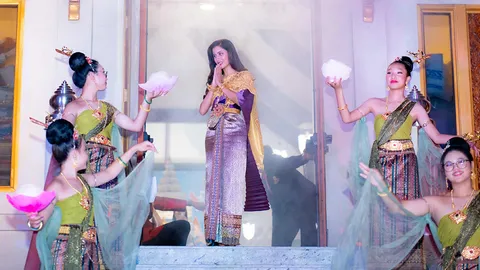 "ปู ไปรยา" สวมบท "นางนพมาศ" ร่วมงานลอยกระทงยิ่งใหญ่ ณ วัดไทยแอลเอ