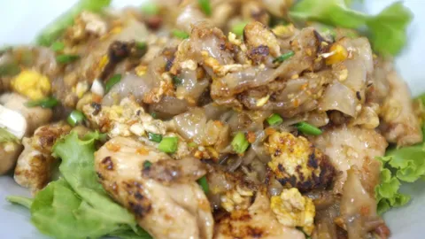 เปิดสูตรคั่วไก่เส้นกรอบ ฉบับกรอบนอก หนึบใน หอม ไม่ติดกระทะ ทำกินเองโดยไม่ต้องง้อร้าน