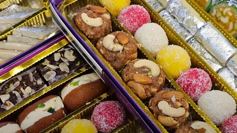 ชวนชิมรสแห่งศรัทธา พร้อมเปิดลายแทงขนมมงคล ไหว้พระแม่ลักษมี-พระพิฆเนศ ที่พาหุรัด รับงานดิวาลี 2568