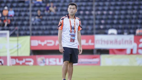 เชียงรายไม่ทน! บิ๊กฮั่น ยืนยันฟ้องเชิ้ตดำจังหวะ ธนวัฒน์ ถูกดึงต่อหน้าแต่ผู้ตัดสินเฉย (คลิป)