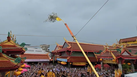 สรุปกำหนดการ ประเพณีถือศีลกินผักภูเก็ต 2568 หลังยกเสาโกเต้งเรียบร้อยแล้ว