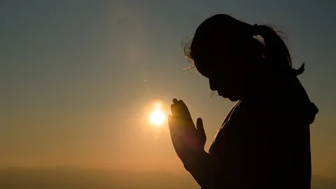 บทแผ่เมตตา แผ่ส่วนกุศล พร้อมคำแปล ปฏิบัติอย่างไร ผู้รับได้บุญแน่ๆ 