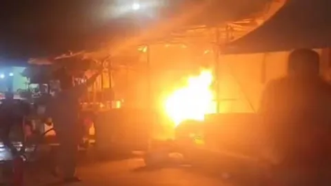 ระทึกแต่เช้ามืด ไฟไหม้ร้านไก่ทอดเจ๊แดงตลาดเช้าเมืองเลย วอดทั้งแผง