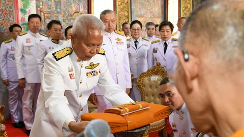 “อนุทิน” มอบ “โสภณ” ถวายผ้าพระกฐินพระราชทานสำนักนายกฯ ยอดเงินรวม 6 ล้าน