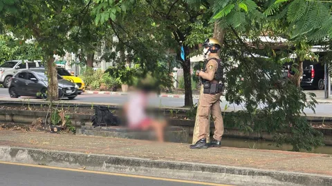 ชาวบ้านแตกตื่น พบชายนอนเปลือยกาย อยู่ริมคูเมืองเชียงใหม่ คาดเป็นคนไร้บ้าน