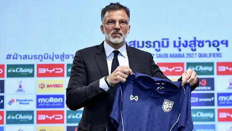 ประมวลภาพเปิดตัวโค้ชใหม่ทีมชาติไทย “ฮัดสัน” ใส่สูทสุดเนี๊ยบ ฉายเดี่ยวเปิดใจสื่อ