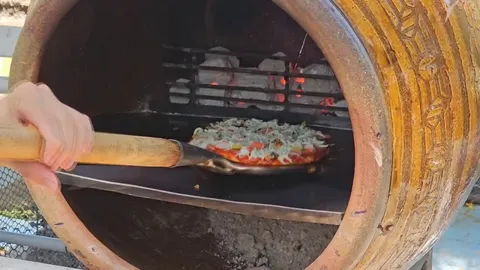 พิซซ่าอบโอ่งเตาฟืน “ครัวก้ามปู” เรือนจำอ่างทอง อาหารอิตาลีสไตล์ไทยๆ 