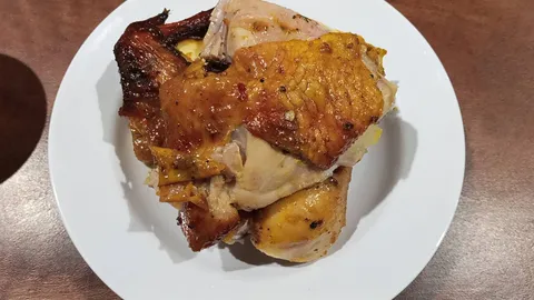 ไก่อบโอ่ง “อะฮลัม” ของดีเมืองจะนะ เนื้อนุ่ม รสชาติกลมกล่อม ราคาย่อมเยา คิวแน่นทุกวัน