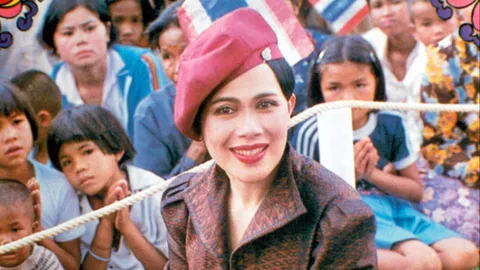 พระราชประวัติ สมเด็จพระนางเจ้าสิริกิติ์ พระบรมราชินีนาถ พระบรมราชชนนีพันปีหลวง