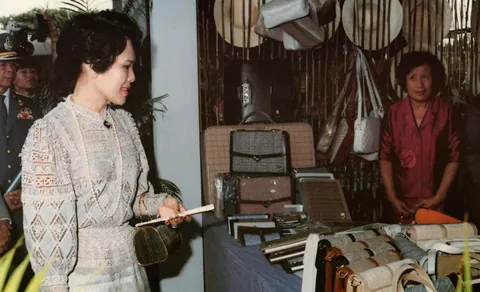 ศูนย์ศิลปาชีพบางไทร โรงเรียนฝึกช่างศิลป์ไทย มรดกล้ำค่าในสมเด็จพระพันปีหลวง 