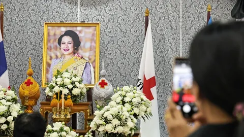พสกนิกรทั่วสารทิศ เดินทางมาร่วมพระราชพิธีอัญเชิญพระบรมศพ "สมเด็จพระพันปีหลวง"