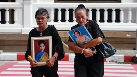 พสกนิกรจับจองที่นั่ง รอขบวนเคลื่อนพระบรมศพ สมเด็จพระพันปีหลวง