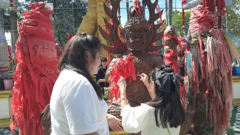 แม่ปลื้มใจ พาลูกชายแก้บน "ท้าวเวสสุวรรณ" หลังได้เกรด 4 ทุกวิชา ไม่ลืมขอเลขเด็ด