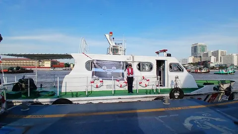 เรือข้ามฟากฟรี บริการประชาชนเดินทางเข้าร่วมพิธีถวายน้ำสรงพระบรมศพ สมเด็จพระพันปีหลวง