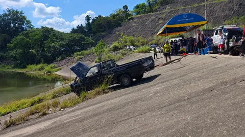 กู้ภัยช่วยรถกระบะตกเขื่อนแม่กวงฯ พบร่างชายคนขับถูกเชือกสีแดงมัดติดกับเบาะ