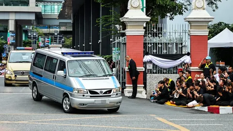 ประมวลภาพบรรยากาศ "ในหลวง-พระราชินี" เสด็จฯ รพ.จุฬาฯ เชิญพระบรมศพ สมเด็จพระพันปีหลวง