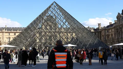 ฝรั่งเศสจับแล้ว 2 ราย ผู้ต้องสงสัยขโมยเครื่องเพชรพิพิธภัณฑ์ลูฟวร์