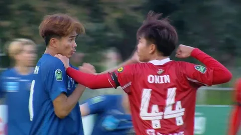 “นักบอลไทย” ง้างหมัดจะต่อย “คู่แข่ง” ก่อนโดนไล่ออกจากสนาม (คลิป)